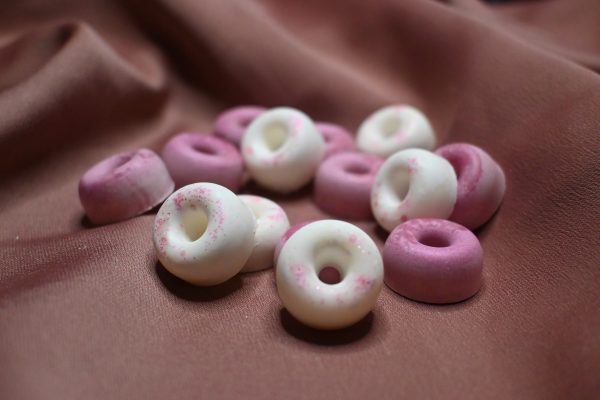 Αρωματικά wax melts σε σχήμα Donuts. Λιώνετε 1 με 2 τεμάχια στον αρωματιστή σας, ανάψτε το ρεσώ και περιμένετε να αρωματιστή το χώρο σας.