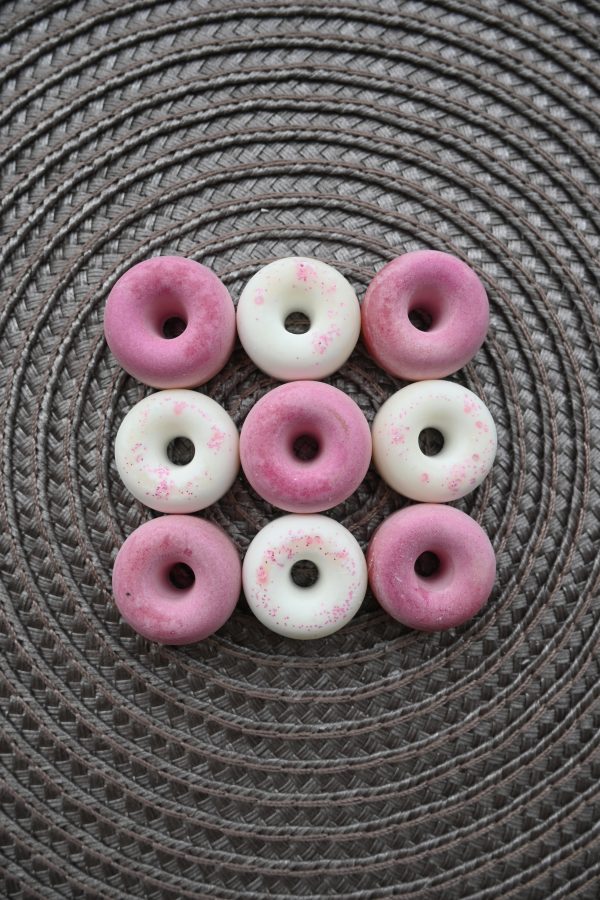 Αρωματικά wax melts σε σχήμα Donuts. Λιώνετε 1 με 2 τεμάχια στον αρωματιστή σας, ανάψτε το ρεσώ και περιμένετε να αρωματιστή το χώρο σας.