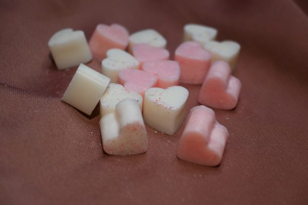 Αρωματικά wax melts σε σχήμα Hearts. Λιώνετε 1 με 2 τεμάχια στον αρωματιστή σας, ανάψτε το ρεσώ και περιμένετε να αρωματιστή το χώρο σας.