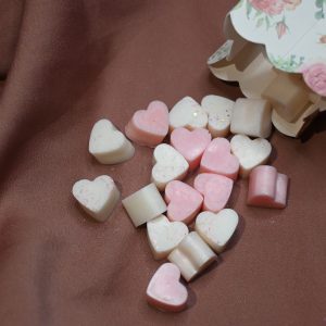 Αρωματικά wax melts σε σχήμα Hearts. Λιώνετε 1 με 2 τεμάχια στον αρωματιστή σας, ανάψτε το ρεσώ και περιμένετε να αρωματιστή το χώρο σας.