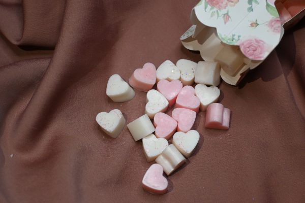 Αρωματικά wax melts σε σχήμα Hearts. Λιώνετε 1 με 2 τεμάχια στον αρωματιστή σας, ανάψτε το ρεσώ και περιμένετε να αρωματιστή το χώρο σας.