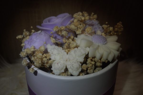 Το "Purple Whisper" είναι χειροποίητo και φτιαγμένo από 100% κερί σόγιας με άρωμα της επιλογής σας.