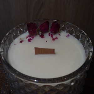Το "Dark Rose" είναι χειροποίητo και φτιαγμένo από 100% κερί σόγιας με άρωμα της επιλογής σας.