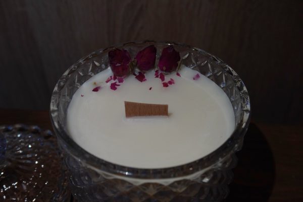 Το "Dark Rose" είναι χειροποίητo και φτιαγμένo από 100% κερί σόγιας με άρωμα της επιλογής σας.