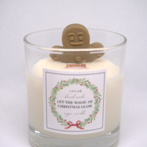 Ο Mr. Gingy είναι ένα χειροποίητο αρωματικό κερί σε γυάλινο δοχείο, διακοσμημένο με ένα χαριτωμένο ανθρωπάκι τύπου gingerbread. Η απαλή λευκή βάση του κεριού αναδεικνύει το παιχνιδιάρικο διακοσμητικό και δημιουργεί μια ζεστή, cozy αίσθηση που θυμίζει γιορτές και γλυκές στιγμές.