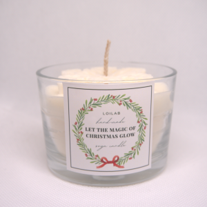 Το κερί "Snowflake Glow" αποπνέει μια ατμόσφαιρα ζεστασιάς και γιορτινής θαλπωρής, ιδανική για κάθε σπίτι που θέλει να «φορέσει» το πνεύμα των Χριστουγέννων. Το ιδιαίτερο στοιχείο του είναι η εντυπωσιακή χιονονιφάδα από κερί που δεσπόζει στο κέντρο του, δημιουργώντας ένα μοναδικό οπτικό αποτέλεσμα που τραβά αμέσως το βλέμμα. Η περίτεχνη αυτή χιονονιφάδα, με τις ανάγλυφες λεπτομέρειες και την κρεμώδη λευκή της απόχρωση, χαρίζει στο κερί μια κομψή και χειμωνιάτικη εμφάνιση, θυμίζοντας τις πιο όμορφες και μαγικές στιγμές της εορταστικής περιόδου.