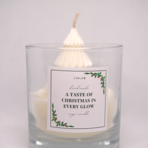 Με το White Christmas ανακαλύψτε ένα ξεχωριστό, χειροποίητο κερί που συνδυάζει καλαισθησία, ποιότητα και μια ιδιαίτερη ατμόσφαιρα ηρεμίας. Το κερί αυτό, προσεκτικά χυμένο μέσα σε κομψό γυάλινο δοχείο, αποτελεί μια εκλεπτυσμένη επιλογή τόσο για προσωπική χρήση όσο και για δώρο. Η εμφάνισή του τραβά αμέσως το βλέμμα, στο εσωτερικό του γυαλιού συναντάμε ένα μοναδικό, γλυπτικό σχέδιο κεριού σε λευκή απόχρωση, διαμορφωμένο σε μορφή που θυμίζει χριστουγεννιάτικο δέντρο ή διακοσμητικό στοιχείο εποχής. Η ανάγλυφη αυτή υφή δίνει στο προϊόν μια τρισδιάστατη κομψότητα, ενώ προσθέτει μια αίσθηση πολυτέλειας που το ξεχωρίζει από τα συνηθισμένα κεριά.